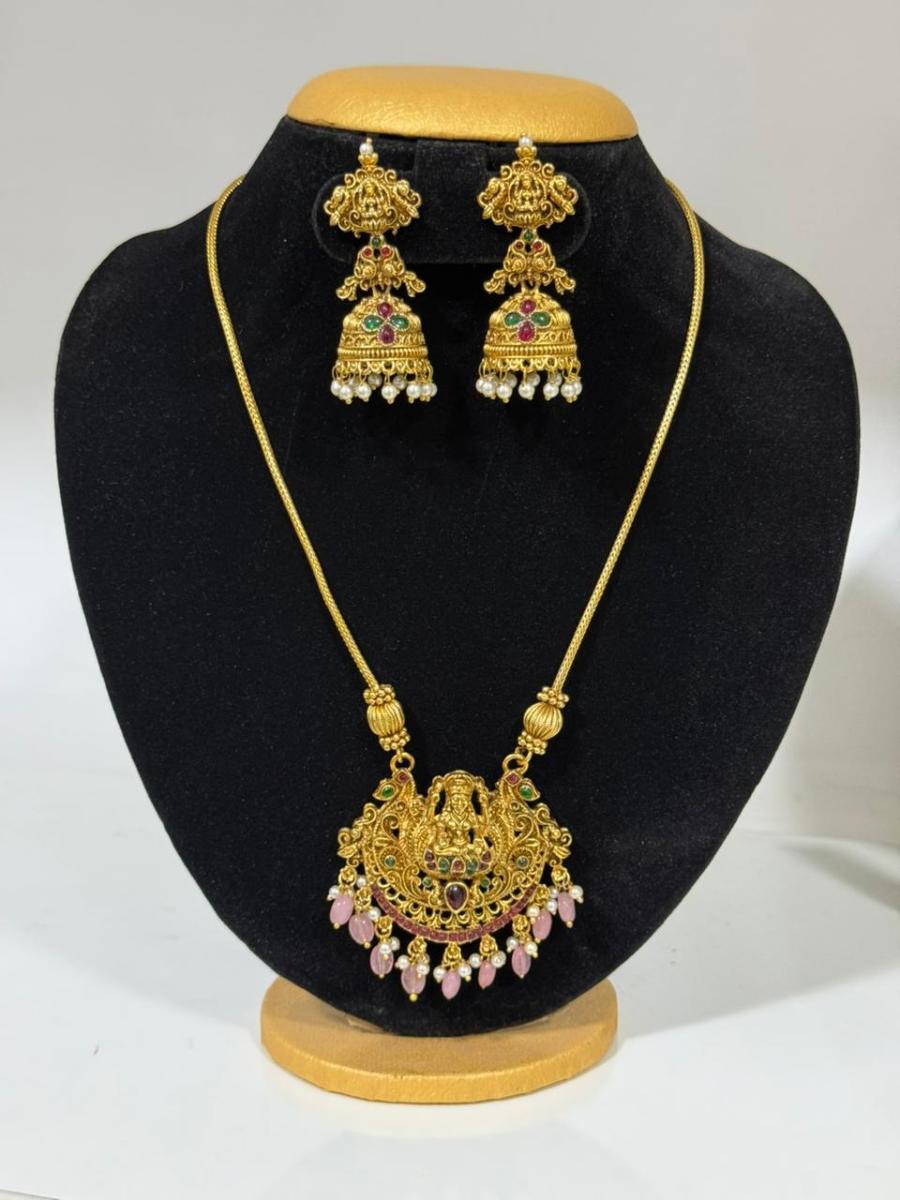 Ad Stone Pendant Chain